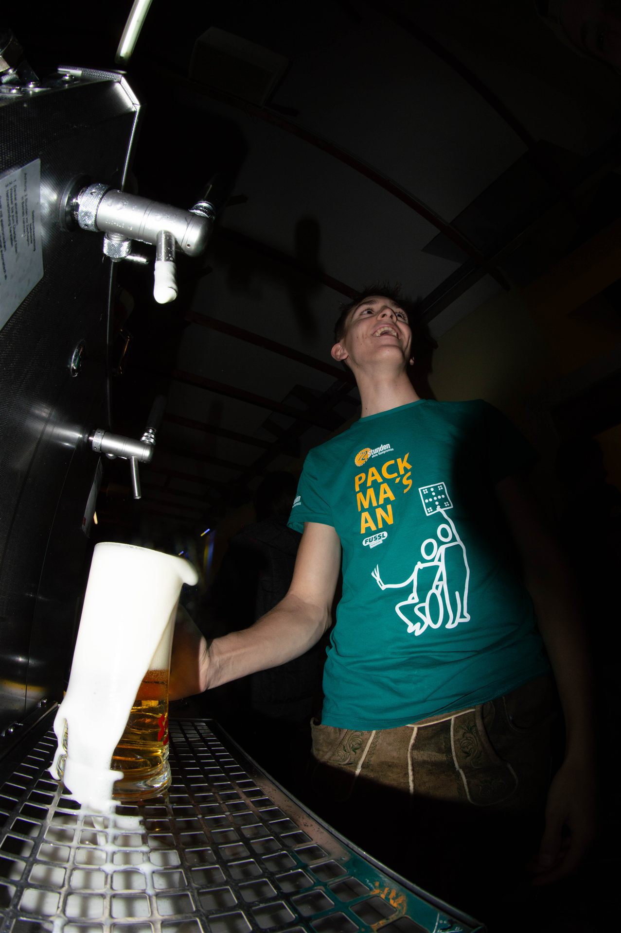 Helfer im Pack-ma's-an-Shirt beim Bierzapfen